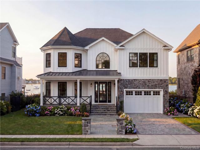  4 BR,  3.00 BTH &nbsp;Contemporary style home in Massapequa