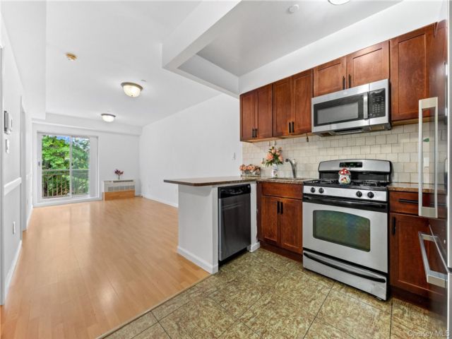  2 BR,  2.00 BTH &nbsp;Mid rise style home in Fresh Meadows