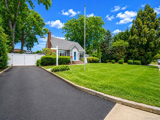  3 BR,  3.00 BTH &nbsp;Cape cod style home in East Meadow