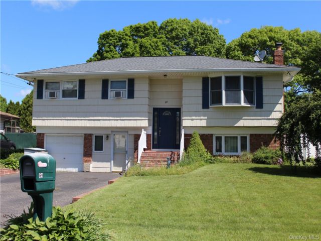  4 BR,  2.00 BTH &nbsp;Hi ranch style home in Shirley