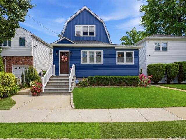  4 BR,  3.00 BTH &nbsp;House style home in Floral Park