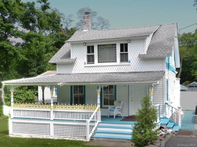  3 BR,  1.00 BTH &nbsp;Victorian style home in Setauket