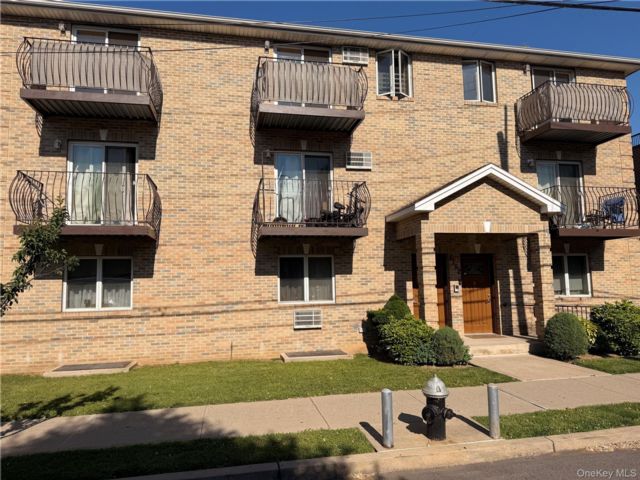  6 BR,  4.00 BTH &nbsp;House style home in Fresh Meadows