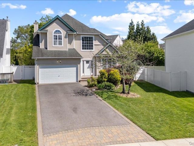  4 BR,  4.00 BTH &nbsp;Colonial style home in Melville
