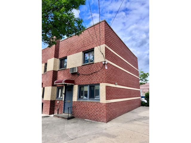  3 BR,  2.00 BTH &nbsp;House style home in Ozone Park