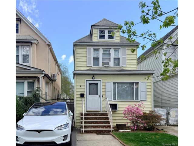  3 BR,  3.00 BTH &nbsp;Colonial style home in Forest Hills