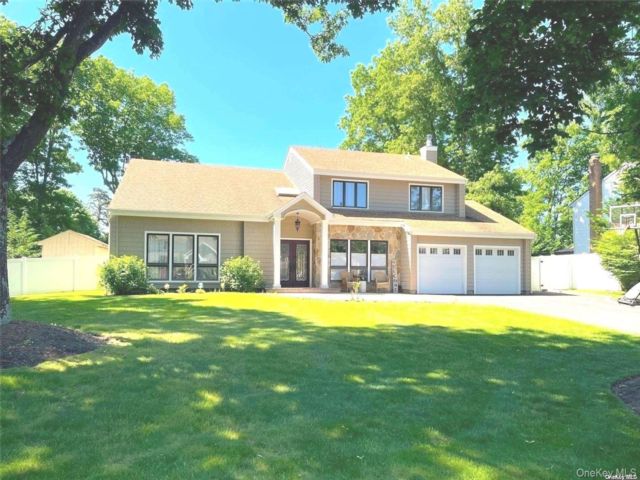 5 BR,  3.00 BTH &nbsp;Colonial style home in Commack