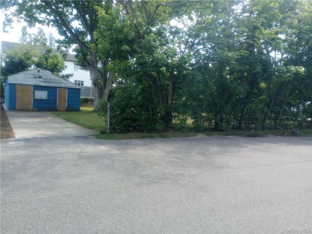 Lot <b>Size:</b> 87X95 &nbsp;House style home in West Babylon