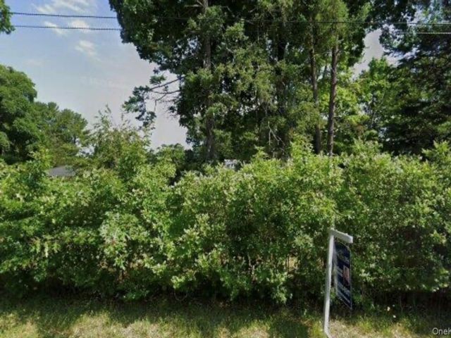 Lot <b>Size:</b> 100x120 &nbsp;House style home in Rocky Point