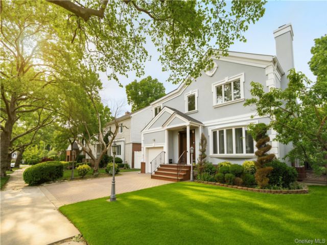  5 BR,  4.00 BTH &nbsp;Colonial style home in Oakland Gardens
