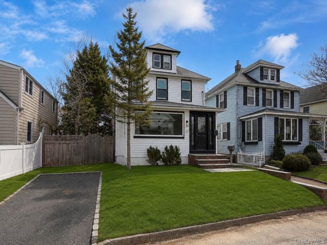  3 BR,  2.00 BTH &nbsp;Colonial style home in Locust Valley