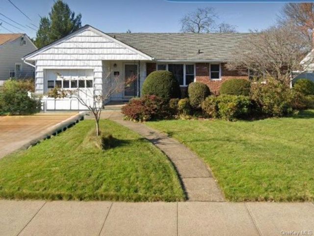  3 BR,  1.00 BTH &nbsp;Ranch style home in Oceanside