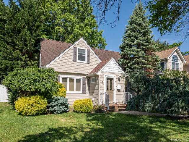  3 BR,  2.00 BTH &nbsp;Cape cod style home in Merrick