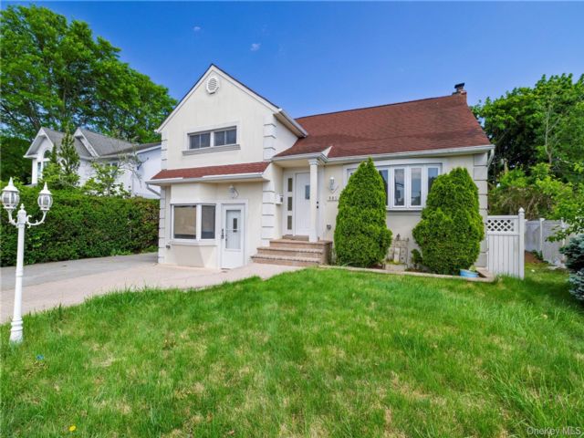 3 BR,  2.00 BTH &nbsp;Split level style home in Plainview