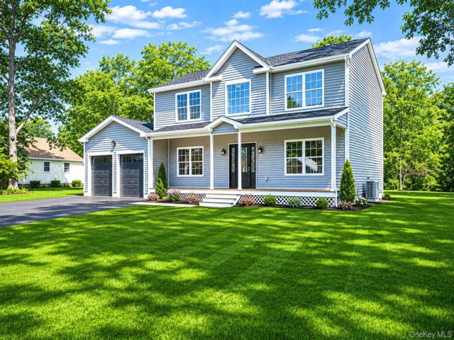  5 BR,  3.00 BTH &nbsp;Colonial style home in Ronkonkoma