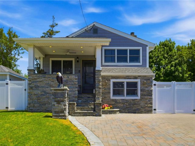  2 BR,  2.00 BTH &nbsp;Ranch style home in Lindenhurst