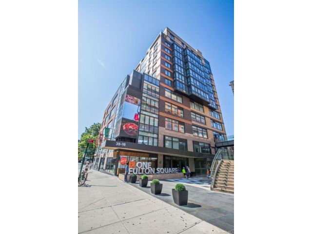  2 BR,  2.00 BTH &nbsp;High rise style home in Flushing