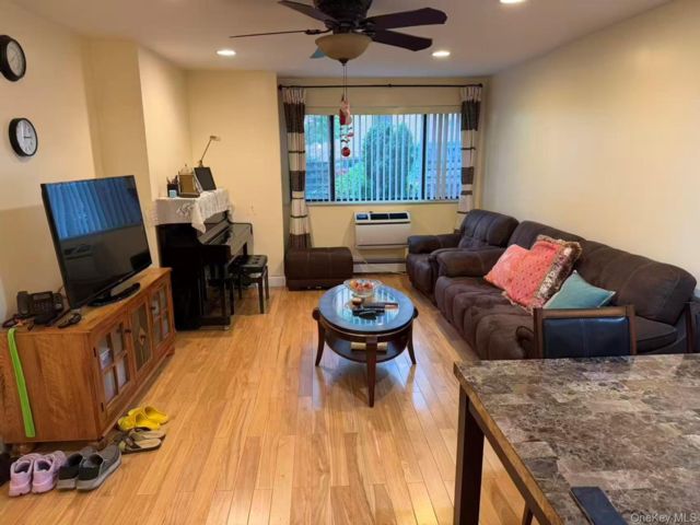  2 BR,  2.00 BTH &nbsp;Contemporary style home in Fresh Meadows