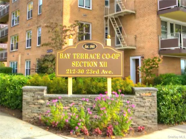  2 BR,  2.00 BTH &nbsp;Mid rise style home in Bayside