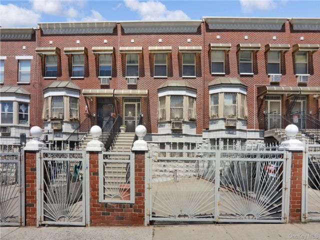  6 BR,  3.00 BTH &nbsp;House style home in Bushwick