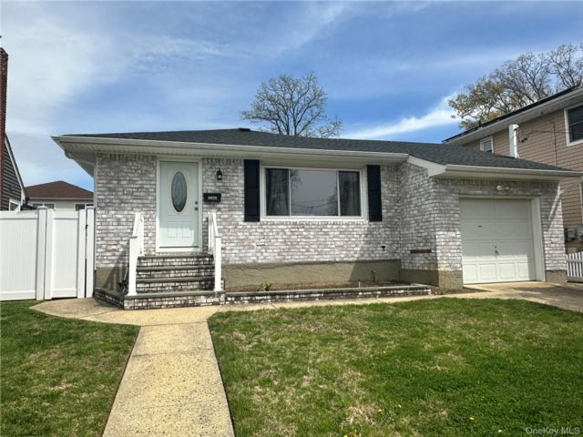  3 BR,  2.00 BTH &nbsp;Ranch style home in Merrick
