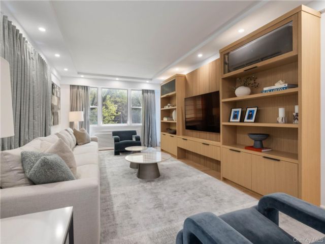  5 BR,  4.00 BTH &nbsp;Mid rise style home in Kingsbridge