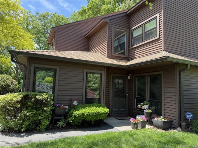  2 BR,  3.00 BTH &nbsp;Condo style home in Ossining