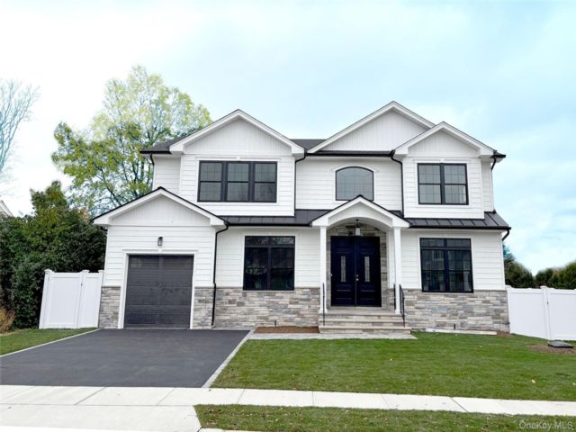  5 BR,  3.00 BTH &nbsp;Colonial style home in Merrick