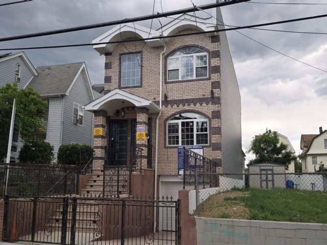 6 BR,  5.00 BTH &nbsp;Colonial style home in Jamaica