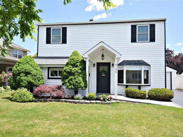  4 BR,  2.00 BTH &nbsp;Colonial style home in Bethpage