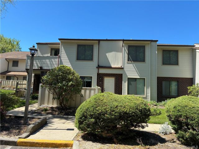  2 BR,  2.00 BTH &nbsp;Garden style home in Coram