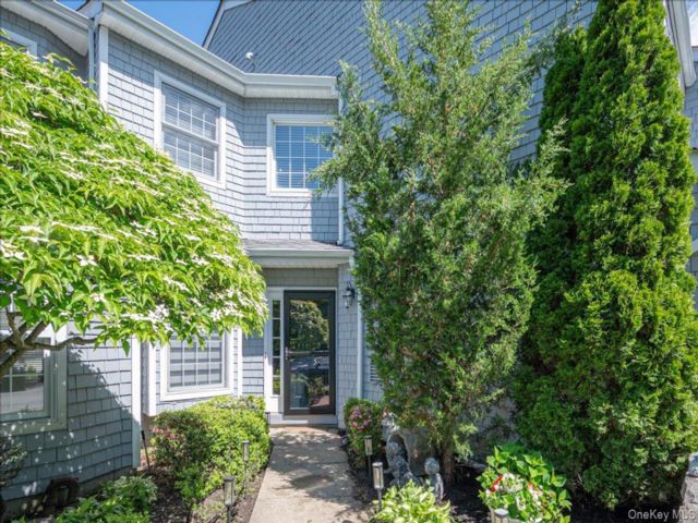  3 BR,  3.00 BTH &nbsp;Condo style home in Kings Park