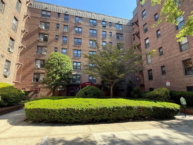  2 BR,  1.00 BTH &nbsp;Mid rise style home in Woodhaven