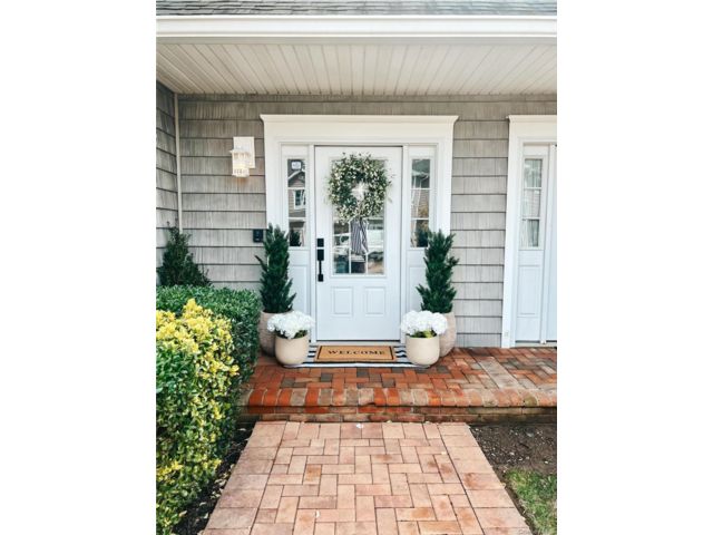  3 BR,  3.00 BTH &nbsp;Colonial style home in Freeport