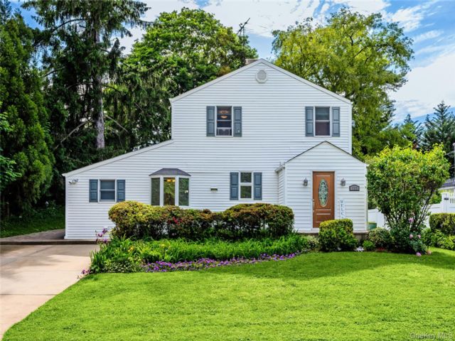  3 BR,  2.00 BTH &nbsp;Colonial style home in Roslyn Heights