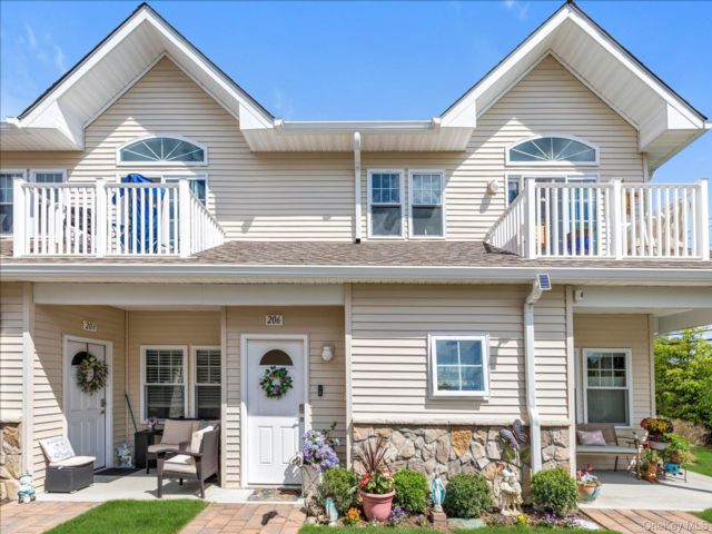  2 BR,  2.00 BTH &nbsp;Condo style home in Copiague