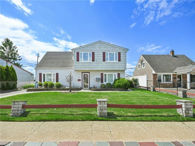  5 BR,  3.00 BTH &nbsp;Colonial style home in Levittown
