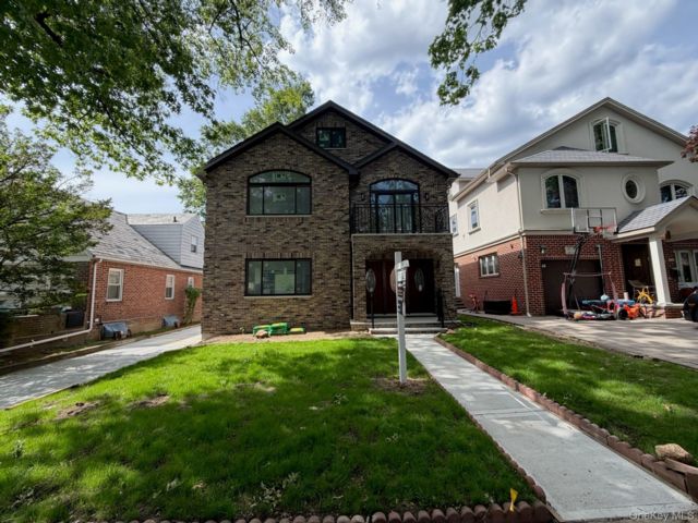  8 BR,  7.00 BTH &nbsp;Contemporary style home in Flushing