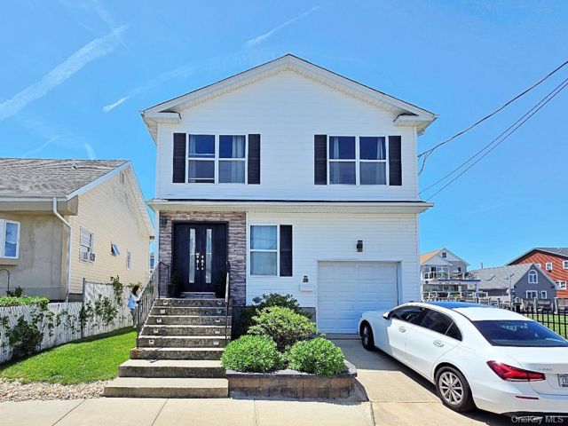  4 BR,  2.00 BTH &nbsp;Colonial style home in Lindenhurst