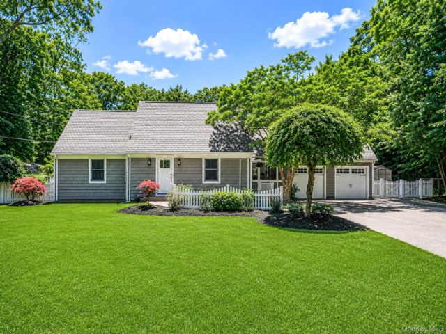  3 BR,  3.00 BTH &nbsp;Exp cape style home in Smithtown