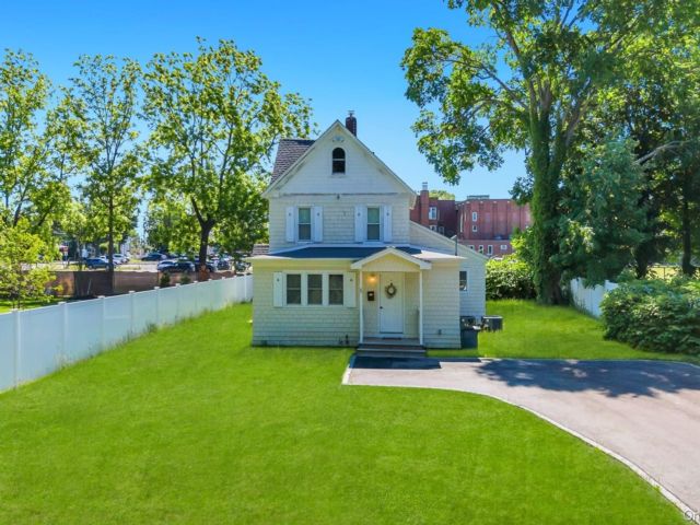  3 BR,  2.00 BTH &nbsp;Colonial style home in Smithtown