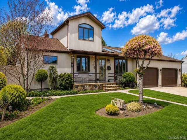  4 BR,  2.00 BTH &nbsp;Split level style home in West Babylon