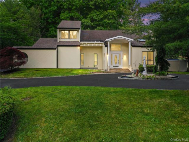  4 BR,  3.00 BTH &nbsp;Colonial style home in Melville