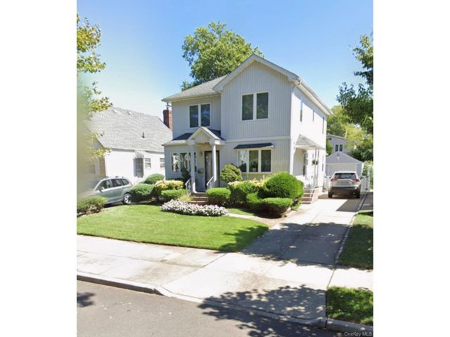  4 BR,  3.00 BTH &nbsp;Colonial style home in Glen Oaks