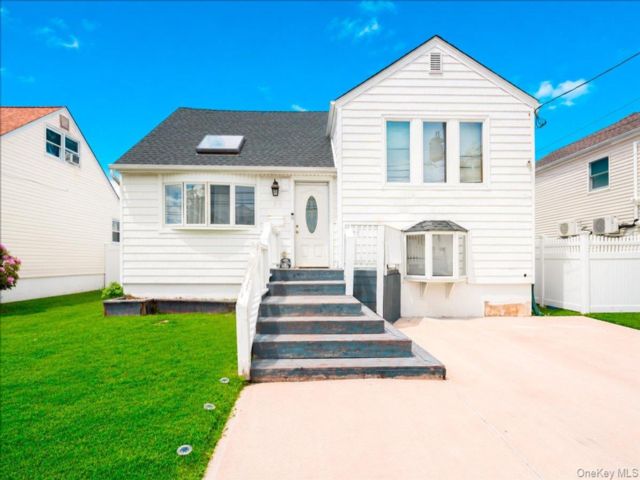  3 BR,  3.00 BTH &nbsp;Split level style home in Freeport