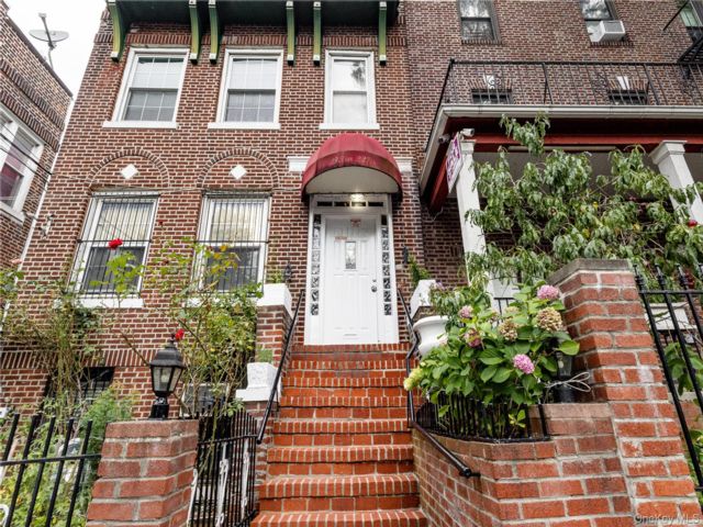  6 BR,  2.00 BTH &nbsp;House style home in Kingsbridge