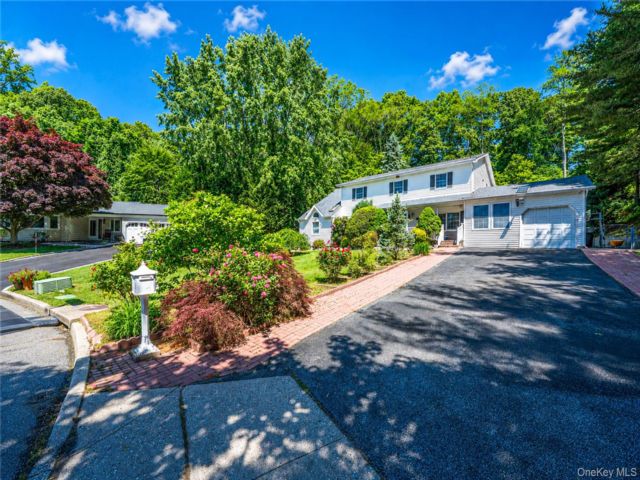  6 BR,  4.00 BTH &nbsp;Colonial style home in Dix Hills