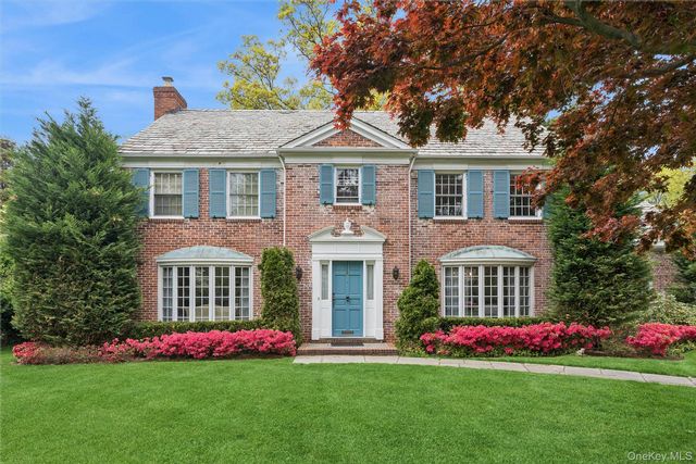  5 BR,  4.00 BTH &nbsp;Colonial style home in Garden City