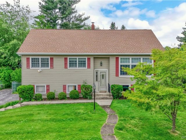  3 BR,  3.00 BTH &nbsp;Raised ranch style home in New Windsor