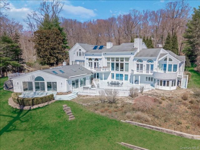  6 BR,  9.00 BTH &nbsp;Colonial style home in Lloyd Harbor